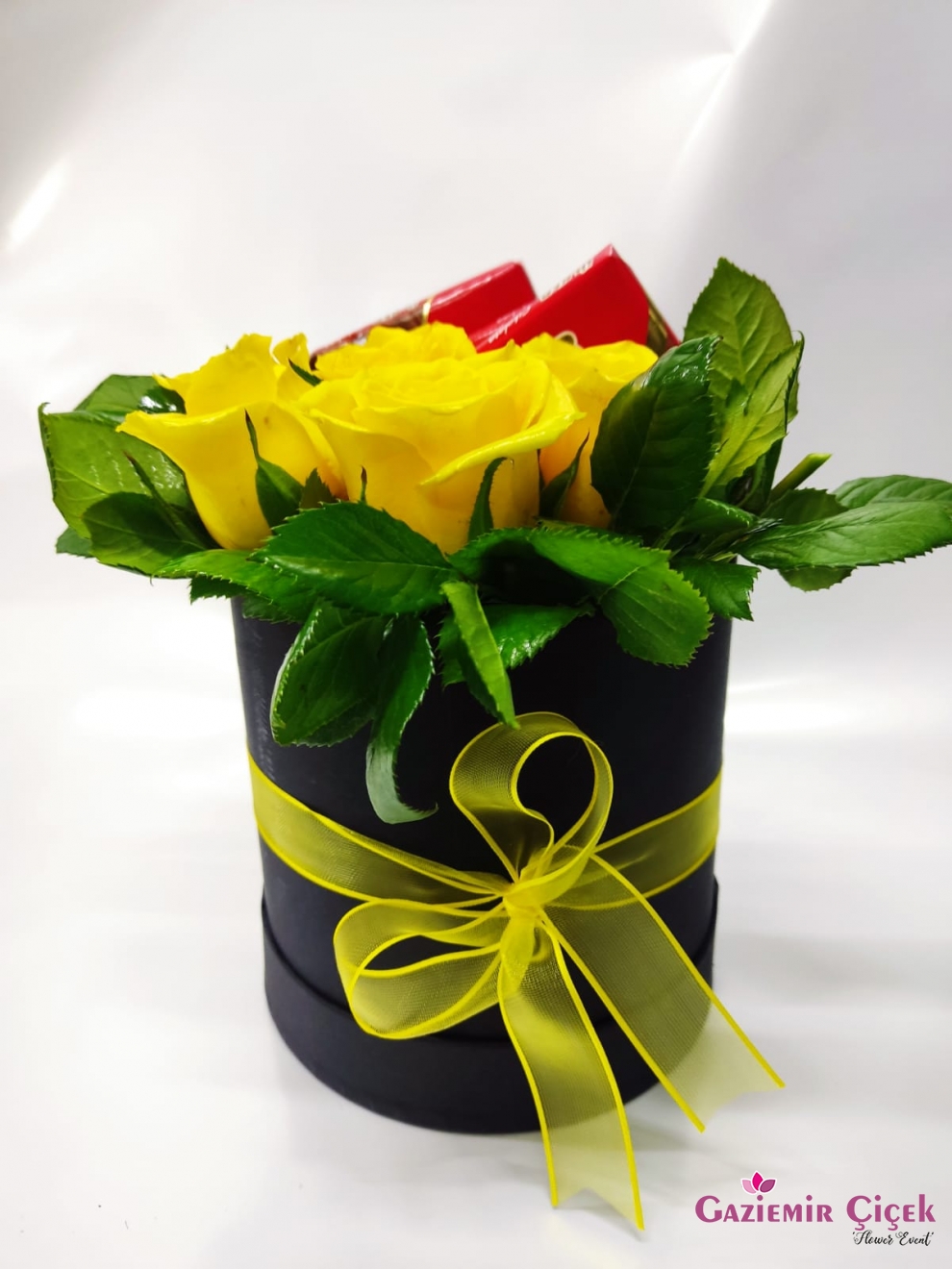 Anneler günü kutuda sarı güller