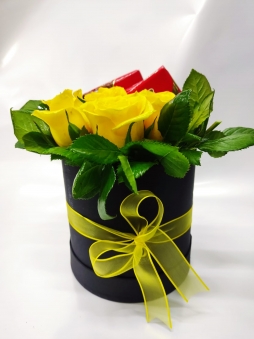 Anneler günü kutuda sarı güller